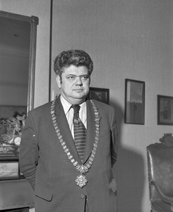 882178 Portret van Hendrik ('Henk') Johan Lubert Vonhoff (1931-2010), burgemeester van Utrecht, in zijn werkkamer op ...